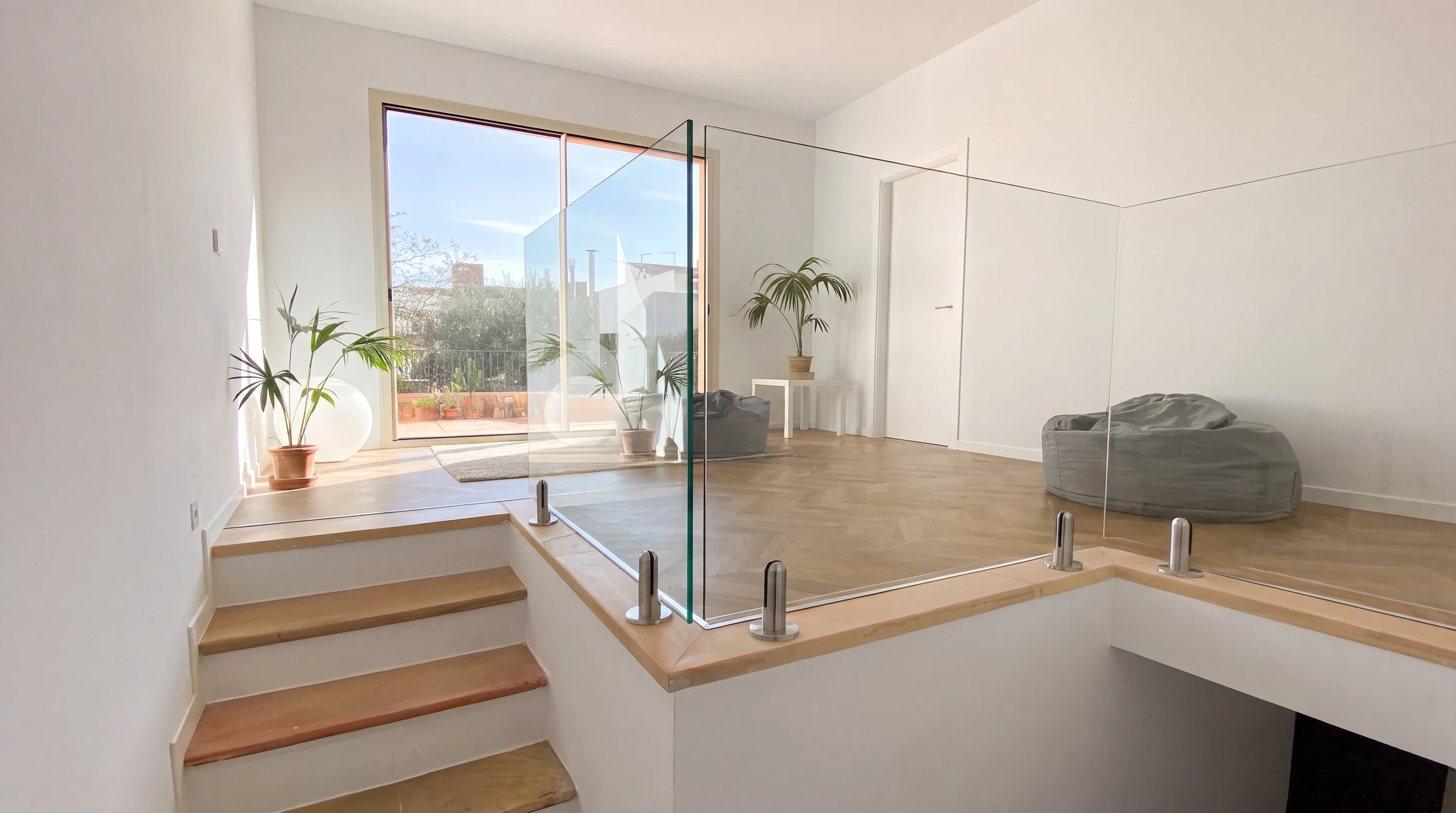 Intérieur moderne, mezzanine avec escalier en bois clair