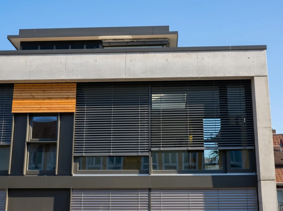 Pergola bioclimatique avec lames orientables en aluminium blanc installée sur terrasse extérieure
