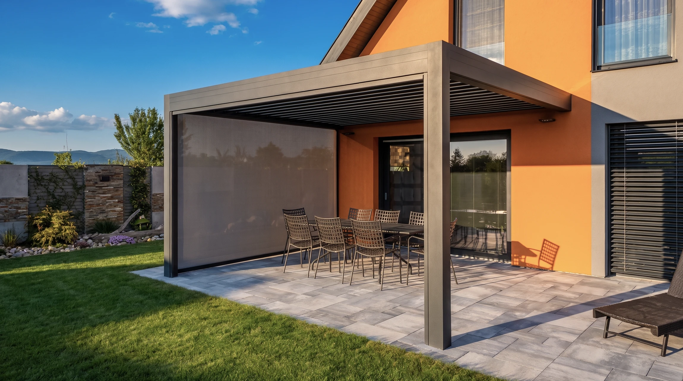 Villa contemporaine de luxe avec piscine à débordement, éclairage nocturne LED intégré