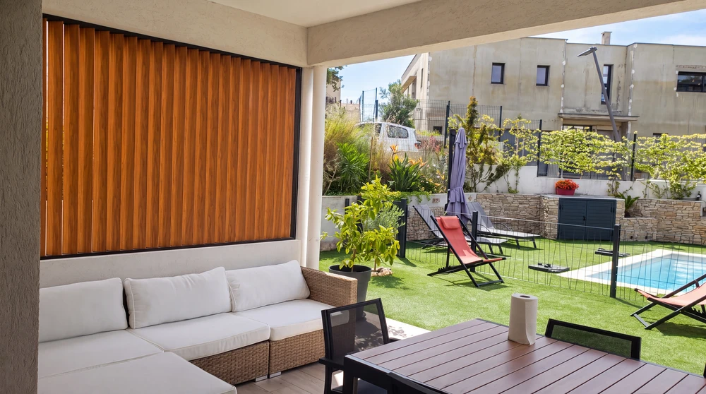 Terrasse extérieure moderne avec pergola bioclimatique à lames orientables, mobilier contemporain et piscine