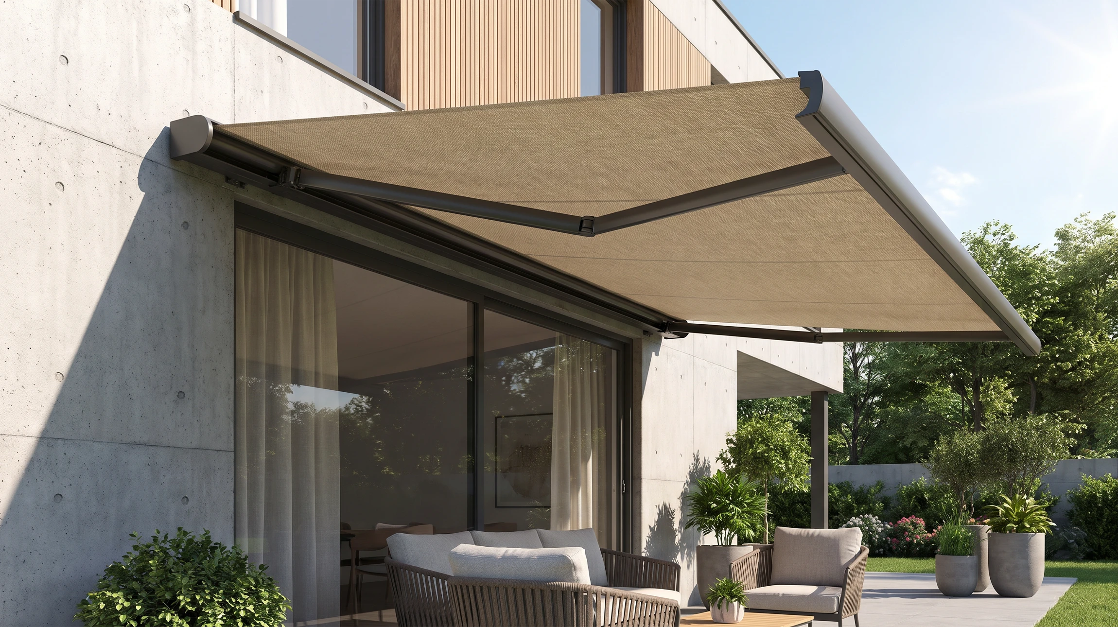 Store banne motorisée à bras articulés déployée sur une terrasse extérieure moderne en bord de mer